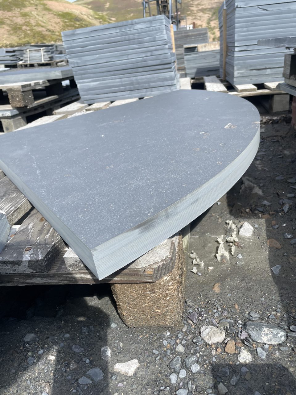 Slab 10 900mm quadrant hearth Riven - Image 2
